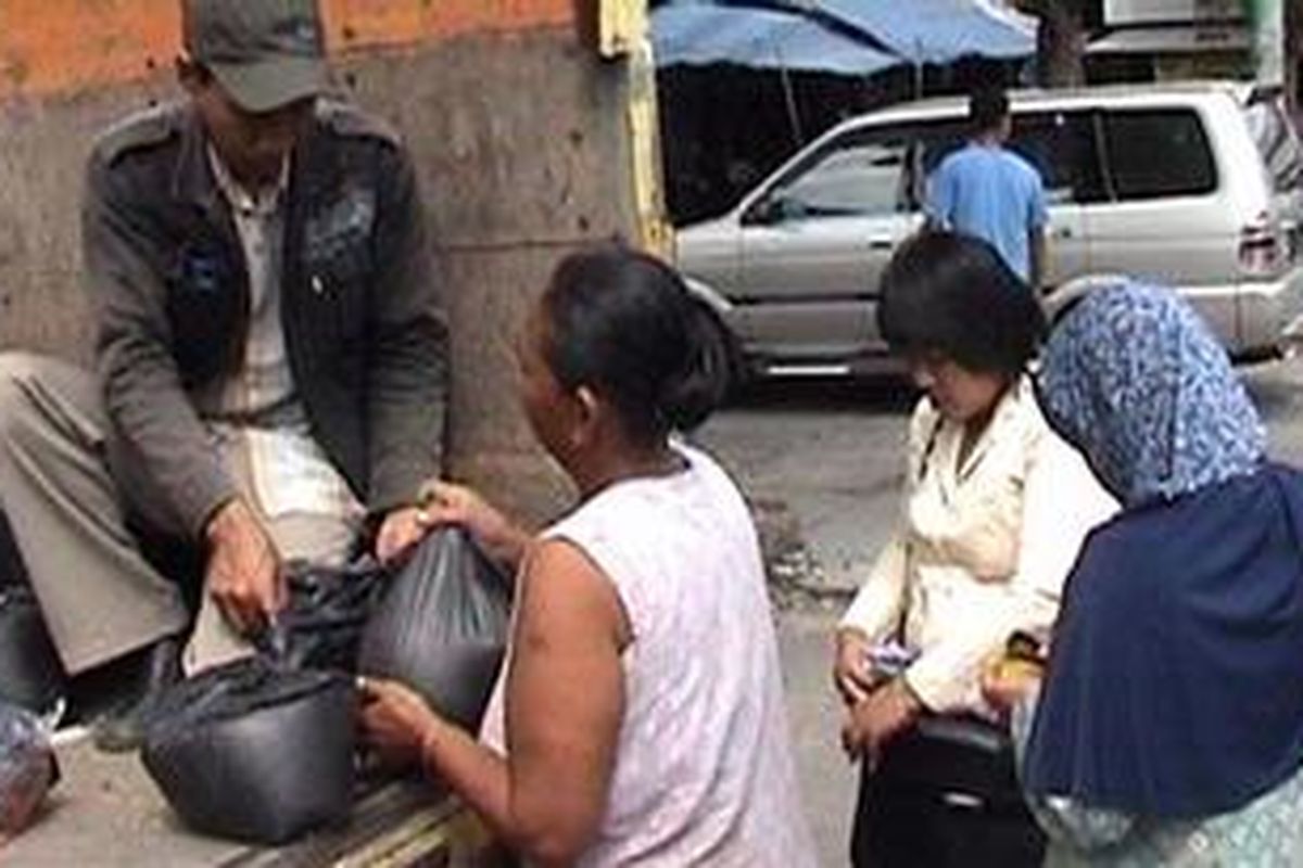 Operasi Pasar yang tengah berlangsung dipasar Setono Bethek, Kota Kediri Jawa Timur, Senin (1/8/2011).