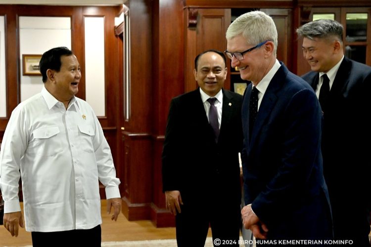 CEO Apple Tim Cook bertemu dengan Menteri Pertahanan (Menhan) Prabowo Subianto di Kantor Kemenhan, Jakarta, Rabu (17/4/2024).