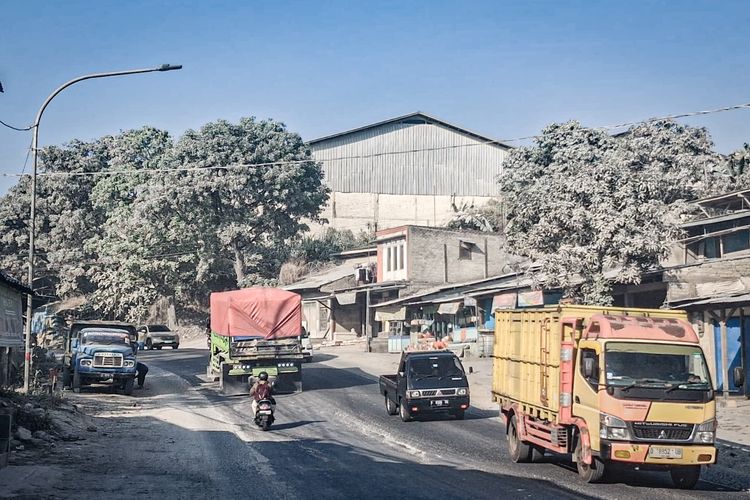 Debu Batu Kapur Selimuti Permukiman Bak Hujan Salju, Warga Bandung Barat Batuk hingga Sesak Napas
