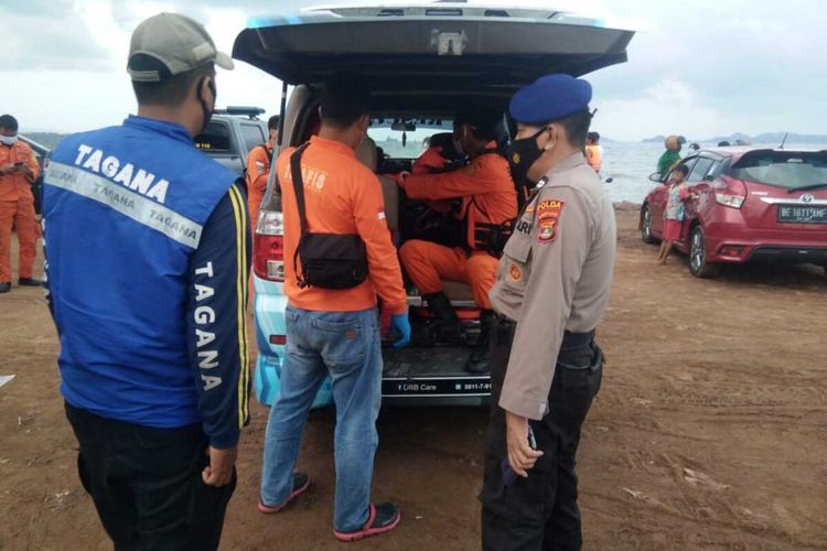 Tim pencarian saat mengevakuasi korban hanyut di Gunung Kunyit. (FOTO: Dok. BPBD Bandar Lampung)