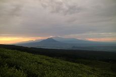 Menikmati Matahari Terbit dengan Panorama Laut dan Gunung di Lumajang