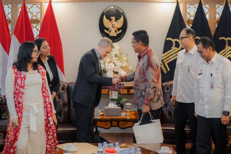  Menteri Hukum RI Supratman Andi Agtas menerima kedatangan Direktur Kebijakan Publik dan Hubungan Pemerintah JAPAC Spotify, Vineeta Dixit di Jakarta, Rabu (22/10/2025).