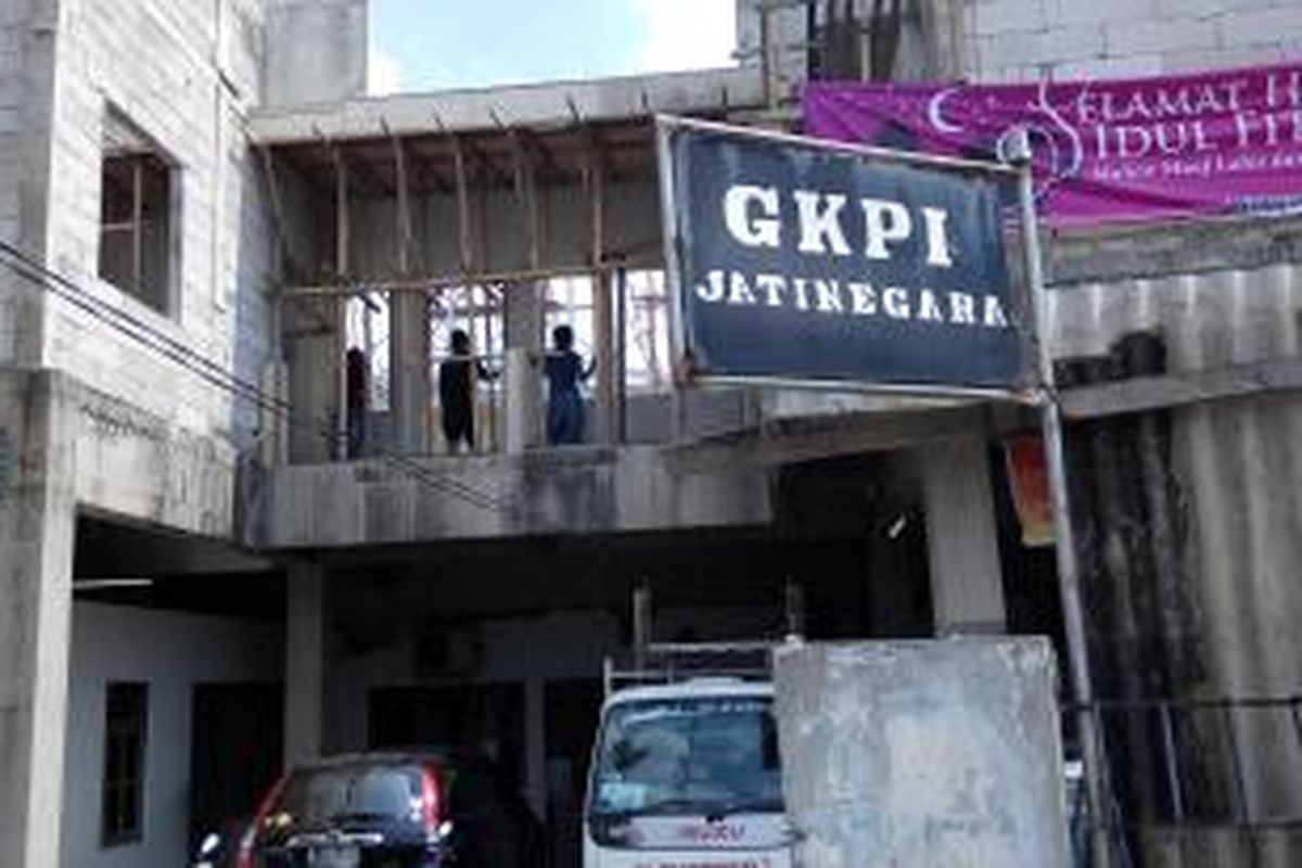 Aktifitas buruh bangunan di Gereja Kristen Protestan Indonesia (GKPI), Cipinang Muara, Jatinegara, Jakarta Timur, Jumat (24/7/2015).