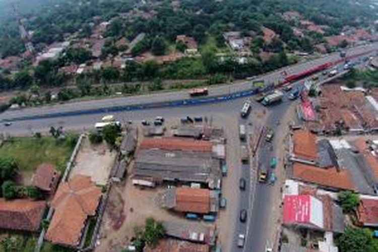 Suasana arus lalu lintas di Simpang Jomin, Karawang, Jawa Barat, difoto dari udara, Kamis (3/7/2014). Di kawasan tersebut kerap terjadi kemacetan, terlebih saat arus mudik Lebaran. 
