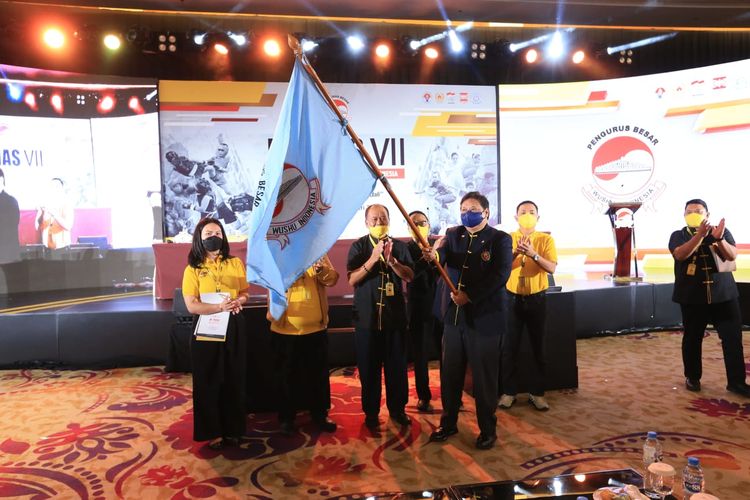 Airlangga Hartarto kembali terpilih sebagai Ketua Umum Pengurus Besar Persatuan Wushu Indonesia (PB WI).