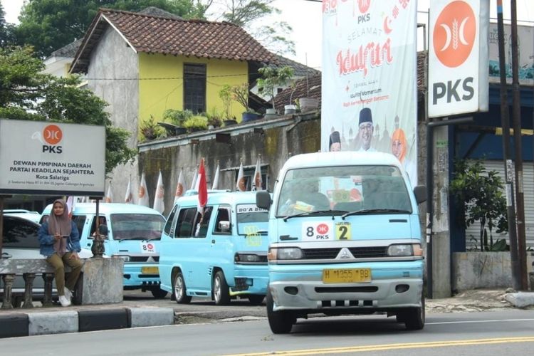 Rombongan PKS Salatiga menuju KPU dengan menaiki 8 angkutan umum.