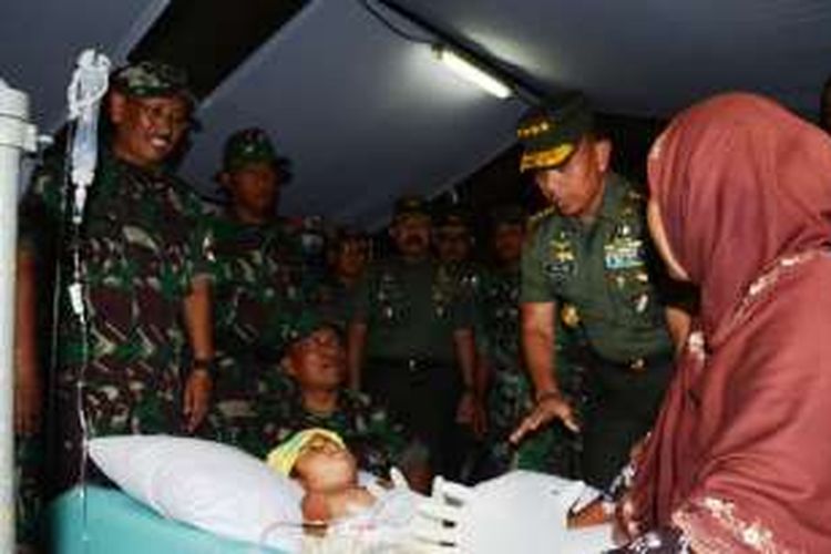 Kasad TNI Jenderal Mulyono mengunjungi pasien rawat inap di Desa Cot Trieng, Kecamatan Meureudu, Kabupaten Pidie Jaya, Selasa (13/12/2016) 