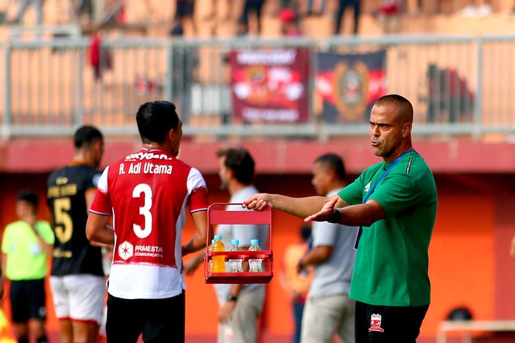 Pelatih Madura United Fabio Lefundes memberi berdiskusi dengan pemain saat pertandingan pekan ke-23 Liga 1 2022-2023 melawan Persis Solo yang berakhir dengan skor 2-3 di Stadion Gelora Ratu Pamelingan Pamekasan, Senin (3/2/2023) sore.