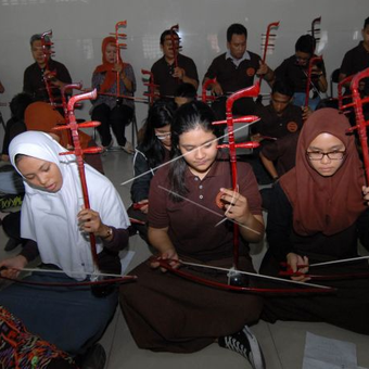 Alat musik Tehyan dari Jakarta