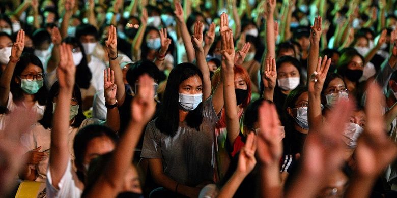 Challenge the King of Thailand, Demonstrator Puts a “People-Owned Country” Plaque Page all