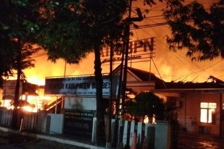 Kantor BPN Brebes, Jawa Tengah terbakar hebat, Jumat (14/7/2023) (Dok. Damkar Brebes)