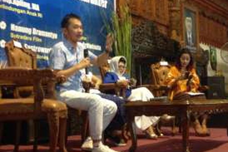 Sutradara Hanung Bramantyo menjadi pembicara dalam Seminar Kartini untuk Bangsa di Jepara, Jawa Tengah, Sabtu (16/4/2016).