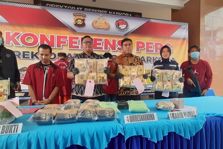 Tersangka Febry yang menyelundupkan 23,7 kilogram sabu yang hendak digunakan saat malam tahun baru ke Palembang, Jumat (22/12/2023).