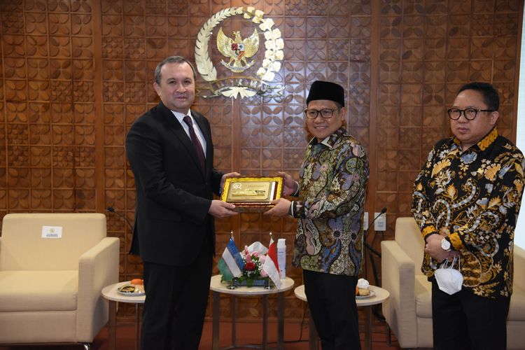 Wakil Ketua DPR RI, Abdul Muhaimin Iskandar saat menerima kunjungan Duta Besar Uzbekistan Ulugbek Rosukulov di ruang kerjanya, Komplek Parlemen, Senayan, Jakarta, Rabu, (29/7/2020).
