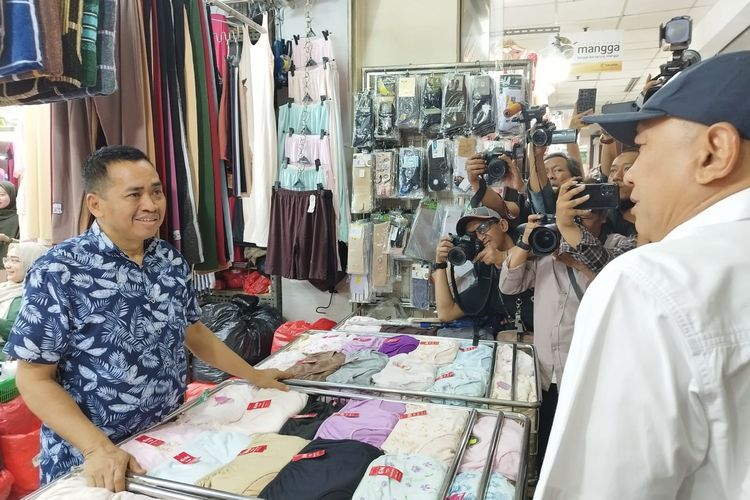 Menkop UKM Teten Masduki berbincang dengan seorang pedagang bernama Awing (55) di Pasar Tanah Abang Blok A, Jakarta Pusat, Selasa (19/9/2023). (KOMPAS.com/XENA OLIVIA)
