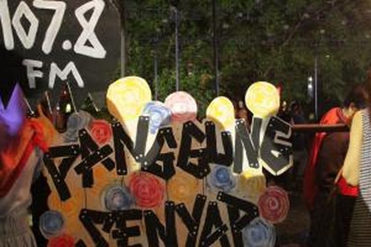 Pengunjung yang akan memasuki Panggung Senyap akan dipinjami headset oleh panitia Festival Kesenian Yogyakarta (FKY) 2015 untuk menikmati pertunjukan tanpa suara.