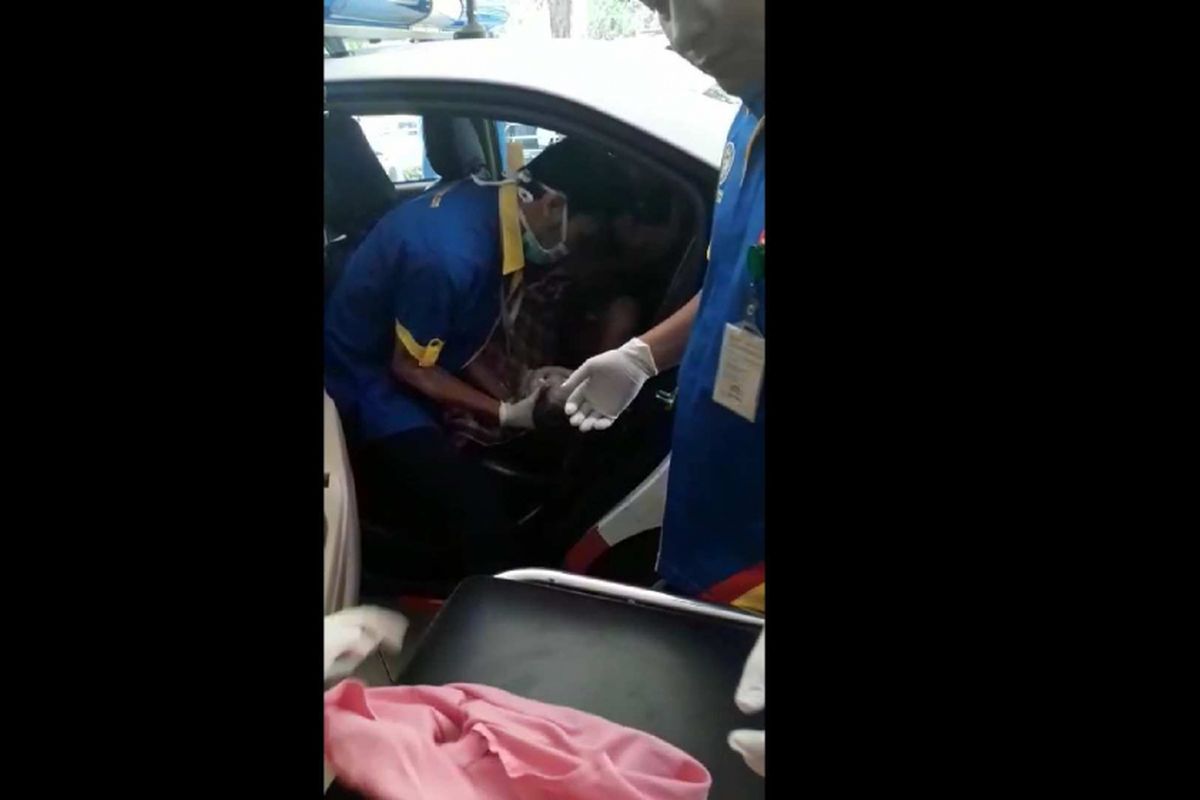 Seorang ibu melahirkan di dalam mobil patroli polisi di Tol Jakarta-Cikampek, Kamis (4/1/2018).