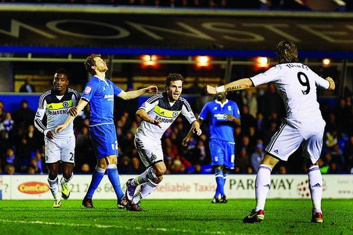Striker Chelsea, Juan Mata (tengah),  berlari merayakan keberhasilannya mencetak gol ke gawang Birmingham City pada laga Piala FA di  Stadion St Andrew, Birmingham,  Selasa (6/3).