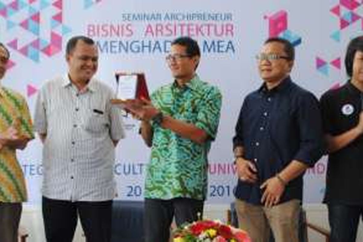 Sandiaga Uno, pendiri PT Saratoga Investama Sedaya, bersama-sama anggota Badan Pertimbangan Organisasi DPP REI, Pribudhi Tasman, serta Ketua Departemen Arsitektur UI Prof Yandi Andri Yatmo, usai acara seminar 'Archipreneur: Bisnis Arsitektur Menghadapi MEA' di Kampus FTUI, Depok, Sabtu (20/2/2016) lalu.  