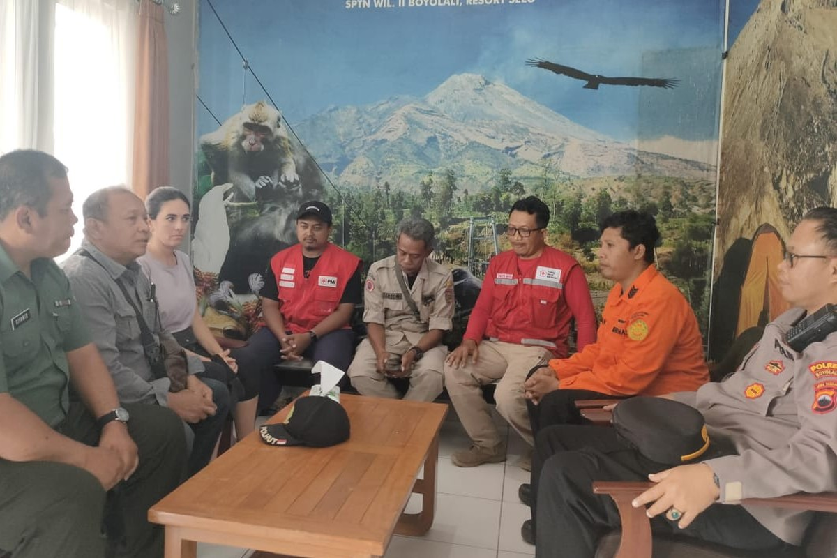 Tim SAR gabungan mengevakuasi seorang pendaki wanita asal Spanyol yang mengalami kelelahan di pos 4 jalur pendakian Gunung Merapi Kabupaten Boyolali, Jawa Tengah, Kamis (14/9/2023).