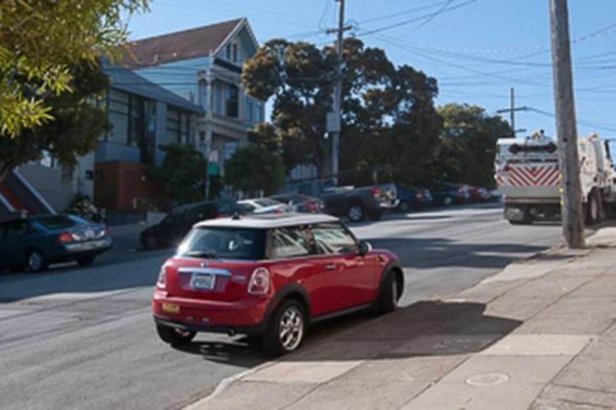 Ilustrasi parkir mobil di jalan yang menurun