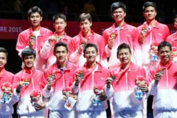 Tim Putra INdonesia meraih emadli emas bulu tangkis beregu putera ajang SEA Games XXVIII/2015