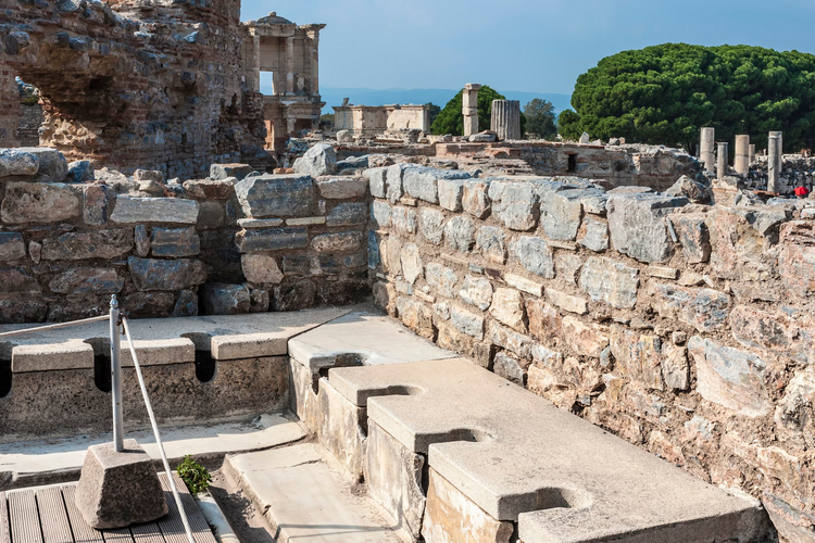 Ilustrasi toilet umum Romawi kuno 
