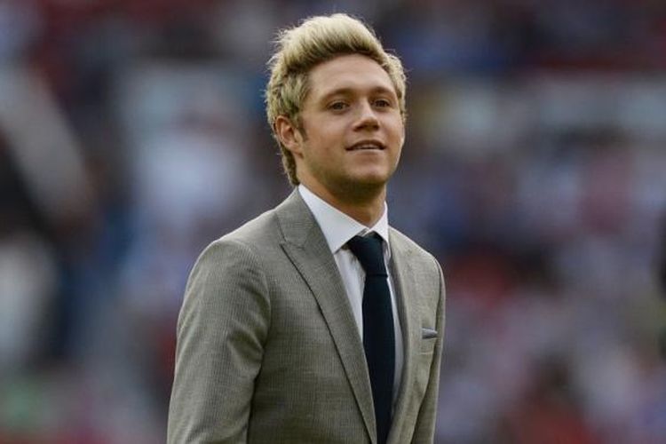 Personel boyband One Direction Niall Horan menghadiri pertandingan amal Soccer Aid antara Inggris dengan the Rest of the World di stadion Old Trafford, Manchester, Inggris, Minggu 95/6/2016).
