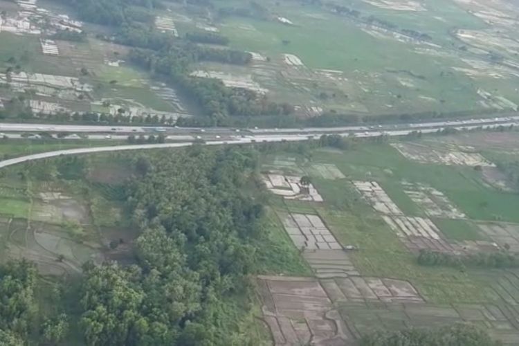Tangkapan layar pantauan udara di ruas jalan Tol Palimanan dari arah Cirebon ke arah Cikampek seperti dilihat dalam video yang dikirimkan Divisi Humas Polri, Jumat (6/5/2022).