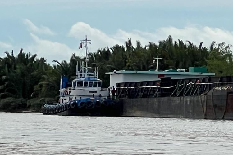 Kapal tersangka kasus korupsi PT Duta Palma Group, Surya Darmadi, di Palembang disita Kejagung Republik Indonesia