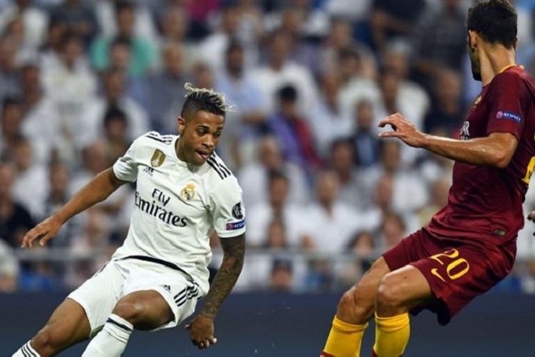 Penyerang Real Madrid, Mariano sedang berebut bola dengan bek AS Roma, Frederico Fazio pada pertandingan babak penyisihan Grup H Liga Champions, di Stadion Santiago Bernabeu, Rabu (19/9/2018) atau Kamis dini hari WIB.