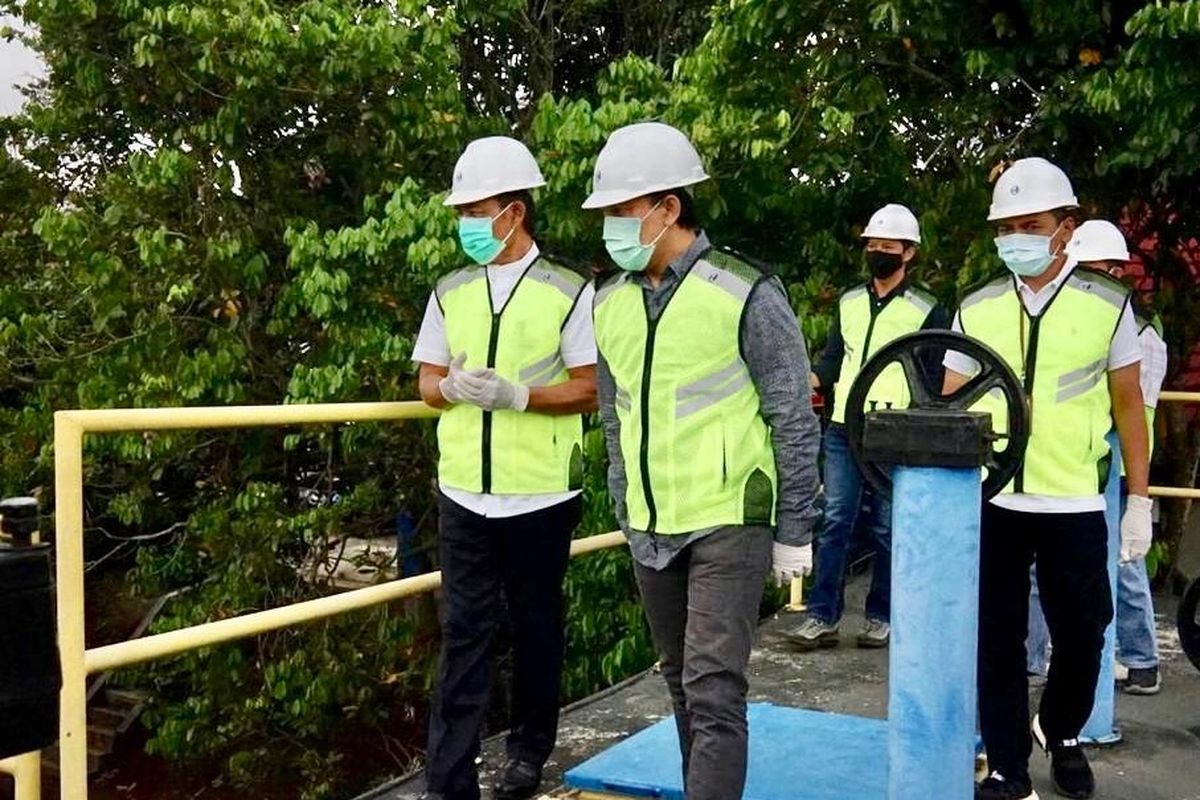 Direktur Enterprise & Business Service Telkom Edi Witjara (paling kanan) bersama Direksi Perumda Tirta Raharja serta jajaran pengurus DPP Persatuan Perusahaan Air Minum Seluruh Indonesia (PERPAMSI) menyaksikan uji coba implementasi solusi Smart Metering dari Telkom melalui dashboard yang menampilkan berbagai data terkait pengolahan air secara terintegrasi di Pusat Pengolahan Air Minum Tirta Raharja, Cipageran, Cimahi, Jawa Barat, Jumat (18/9/2020).