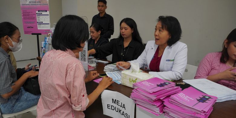 Dokter dan tenaga medis dari RS Siloam Yogyakarta sedang memberikan edukasi dan skrining  kanker payudara gratis para perempuan di Lippo Plaza Yogyakarta selama 28?30 April 2025.