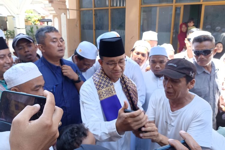 Capres nomor urut 1 Anies Baswedan saat kunjungan di Pondok Pesantren Al-Aziziyah Lombok Barat, Selasa (19/12/2023).
