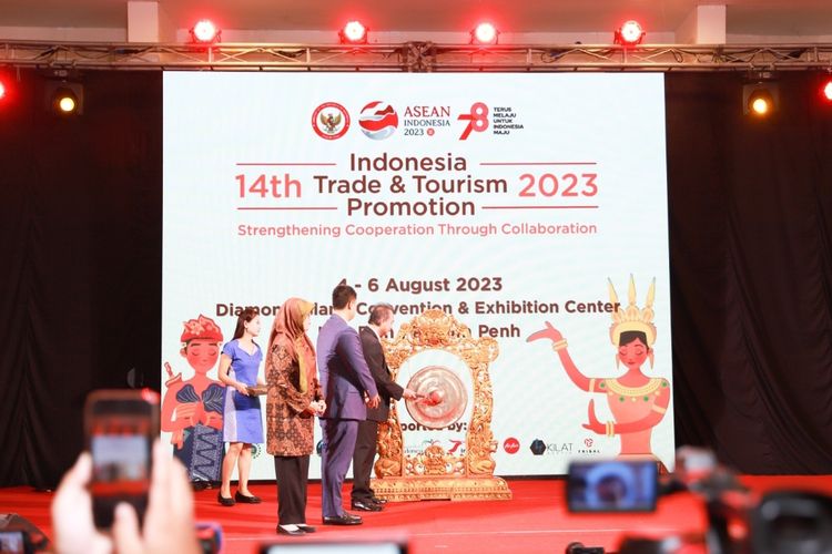 Pemukulan gong tanda dibukanya gelaran The 14th Indonesian Trade and Tourism Promotion (ITTP) pada 4-6 Agustus 2023 di Diamond Island Convention and Exhibition Center, Phnom Penh, Kamboja. 
