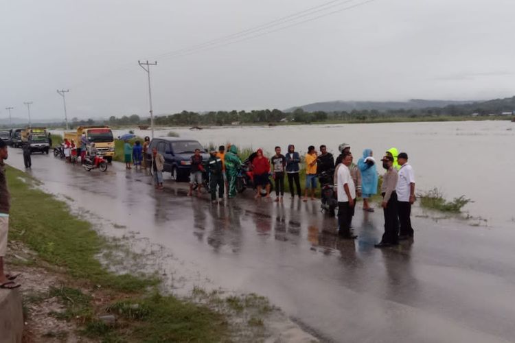 Banjir rendam badan jalan di jalan lintas selatan di kampung Tuapanan, Desa Bena, Kecamatan Amanuban  Selatan, Kabupaten Timor Tengah Selatan (TTS), Nusa Tenggara Timur (NTT)