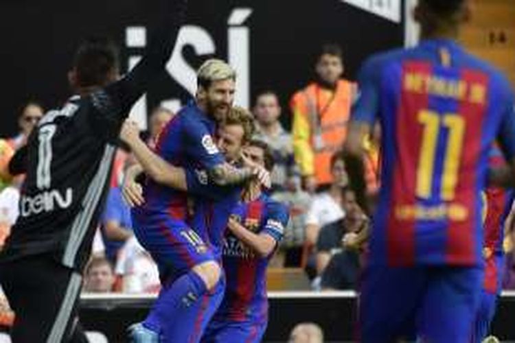 Penyerang FC Barcelona, Lionel Messi (kedua dari kiri), merayakan gol bersama rekan-rekannya dalam laga La Liga kontra Valencia, di Stadion Mestalla, Sabtu (22/10/2016).