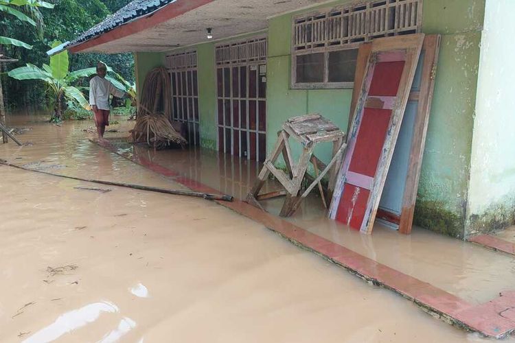 Banjir akibat luapan Sungai Citanduy merendam rumah di Desa Kertaraharja, Desa Panumbangan, Kabupaten Ciamis, Jawa Barat, Kamis (9/3/2023).