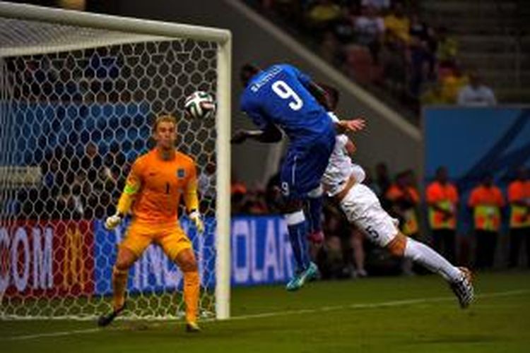 Striker Italia, Mario Balotelli, saat menyundul bola yang berujung gol ke gawang Inggris pada pertandingan Grup D Piala Dunia 2014 di Arena Amazonia, Manaus, Sabtu atau Minggu (14/6/2014) pagi WIB.