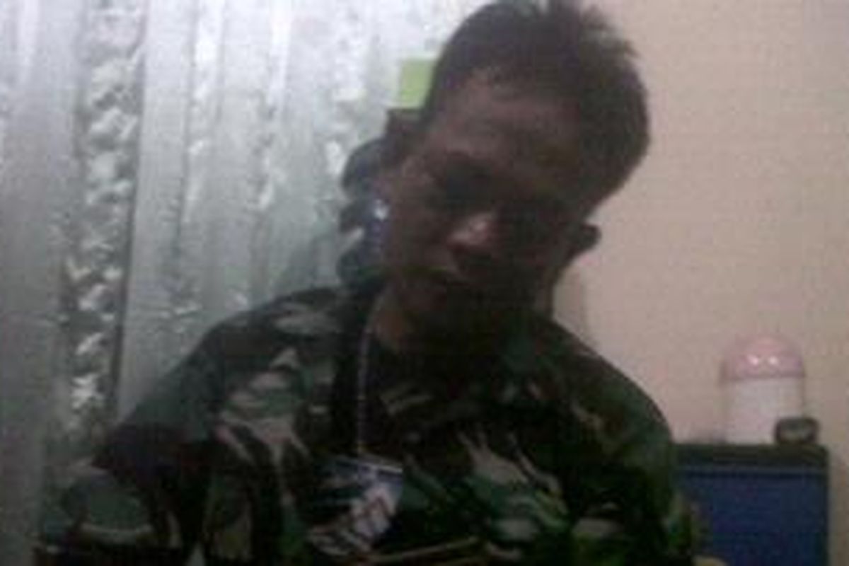 DR (34), kuli bangunan yang mengaku sebagai perwira TNI dengan pangkat kolonel, saat diamankan bersama barang bukti pistol mainan di Mapolsek Metro Kebayoran Lama, Jakarta Selatan, Kamis (29/11/2012) malam.