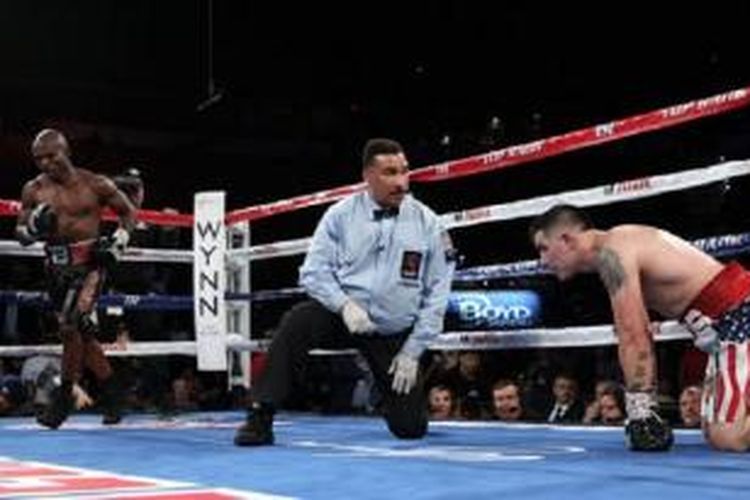 Brandon Rios (kanan) dipukul KO Timothy Bradley (kiri) dalam oertarungan di Thomas and Mack Center, Las Vegas, Sabtu (07/11/2015)