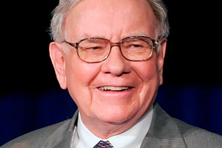 Warren Buffett. Warren Buffett percaya cara terbaik melindungi kekayaan dari inflasi bukan dengan membeli aset fisik, melainkan dengan menjadi ahli di bidang yang ditekuni.