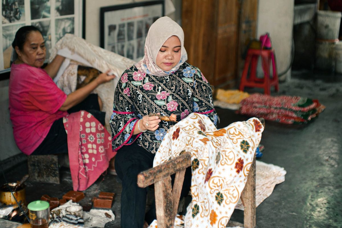 Proses produksi salah satu UMKM binaan Telkom Batik ?ATIK?, Batik Besurek khas Bengkulu.