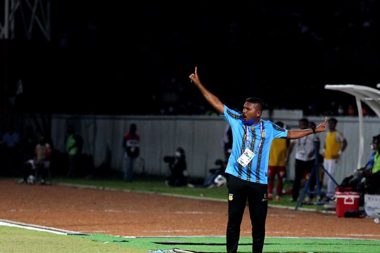 Pelatih sepakbola putra PON Papua Eduard Ivakdalam yang berlaga di PON XX Papua 2021.