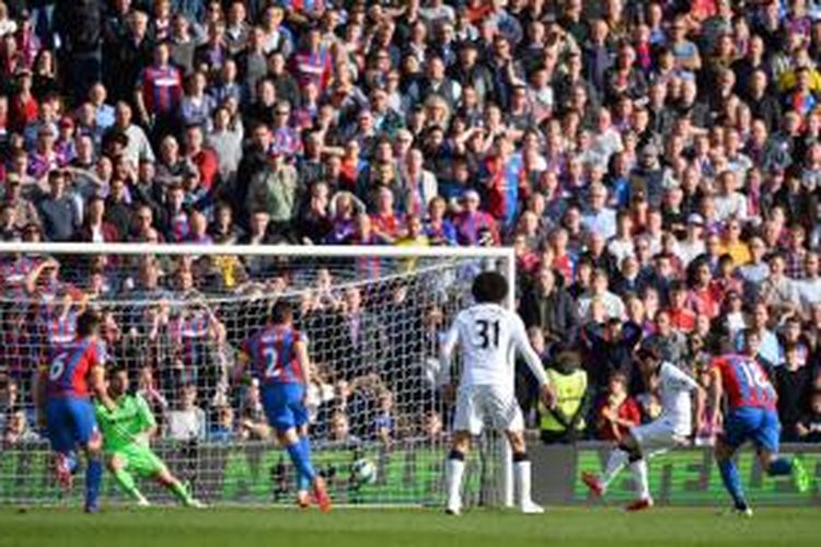 Gelandang Manchester United, Juan Mata, mencetak gol penalti ke gawang Crystal Palace pada lanjutan Premier League di Stadion Selhurst Park, Sabtu (9/4/2015).