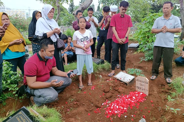 Balita berinisial A (2) yang diduga tewas karena dianiaya di Duren Sawit, Senin (23/1/2023), telah dimakamkan di TPU Pulogebang, Kecamatan Cakung, Jakarta Timur, Rabu (25/1/2023).