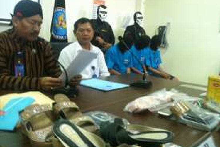 Kepala BNNP DIY Kombes Pol Soetarmono saat menjelaskan kronologis penangkapan TA,DP dan RGS.