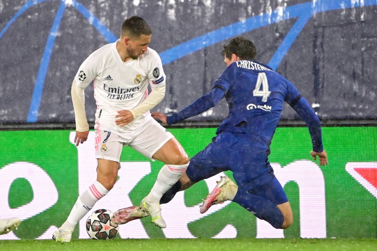 Bek Chelsea Andreas Christensen menghadapi penyerang Real Madrid Eden Hazard pada laga leg pertama semifinal Liga Champions di Stadion Alfredo Di Stefano, Madrid, pada Rabu (28/4/2021) dini hari WIB.