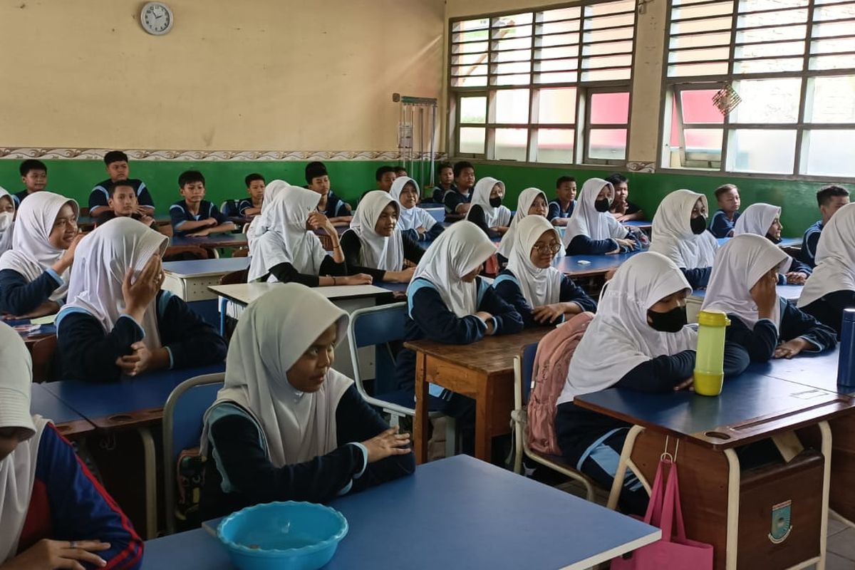 Proses kegiatan belajar-mengajar kelas 7 di Sekolah Menengah Pertama (SMP) Negeri 12 Tangerang Selatan, Senin (7/8/2023) siang atau tepatnya pada sesi ke-2. Ada total 49 murid yang belajar di kelas tersebut.