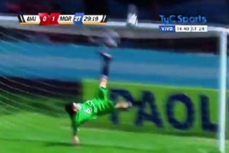 Penjaga gawang klub UIA Urquiza Matias Cano melakukan tendangan salto untuk menyelamatkan gawangnya saat menghadapi klub Deportivo Moron.